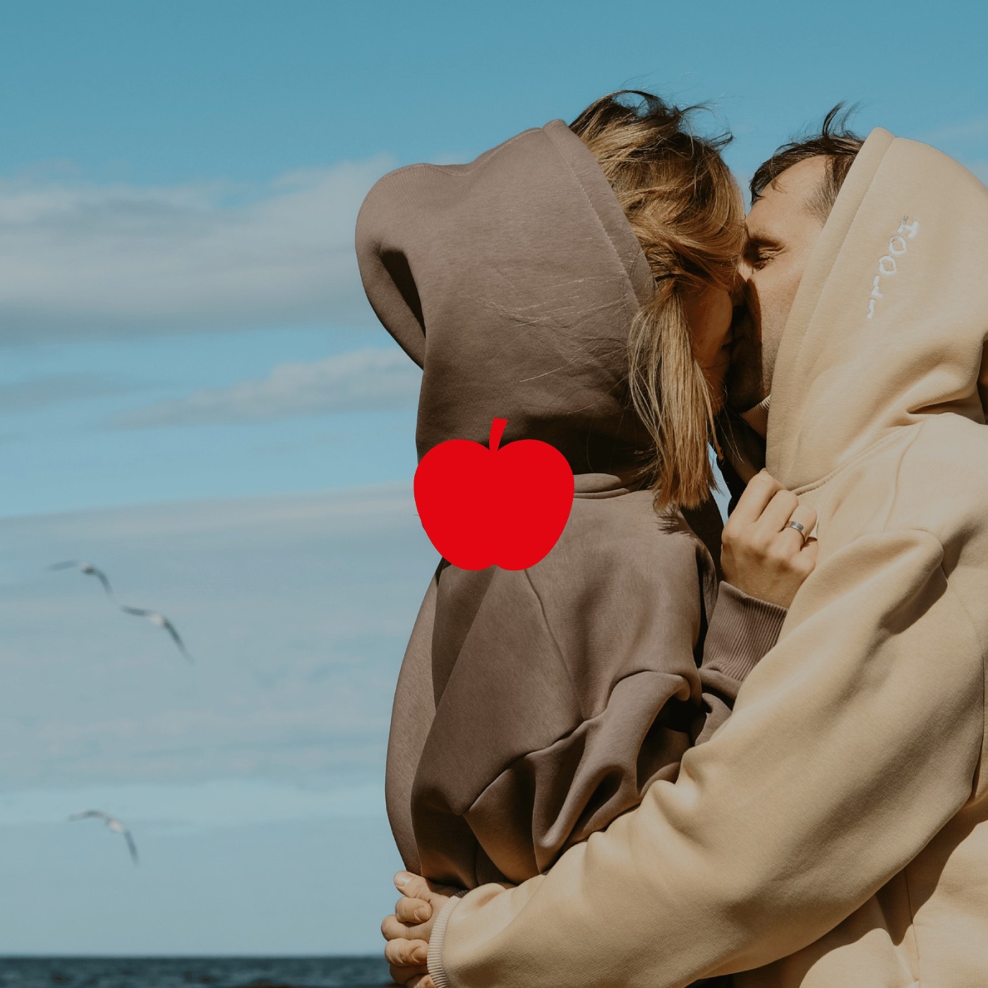 Couple s'embrassant à la plage après une rencontre